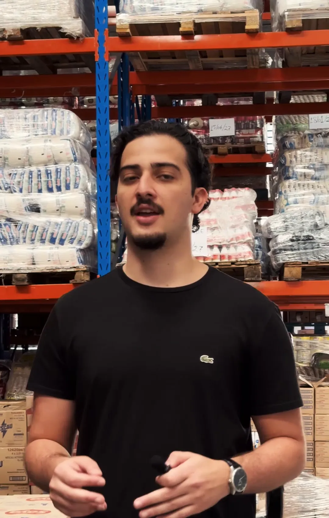 Gabriel Medeiros, um dos fundadores da UFOODY, no galpão de uma distribuidora de alimentos